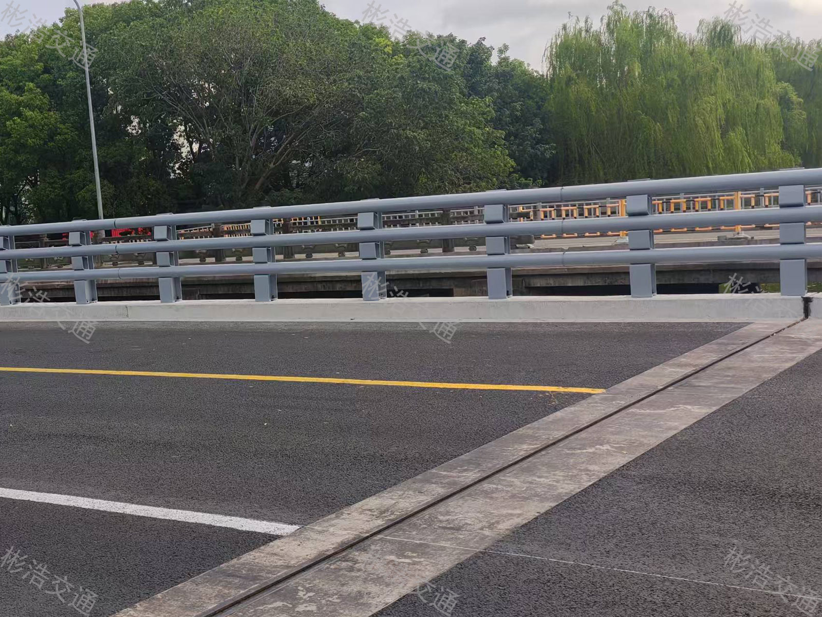 哪家道路护栏生产厂家更可靠？